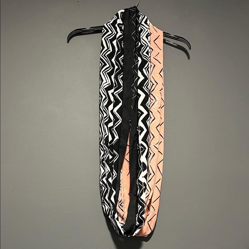 2 Chic Black and Peach Zigzag Scarf